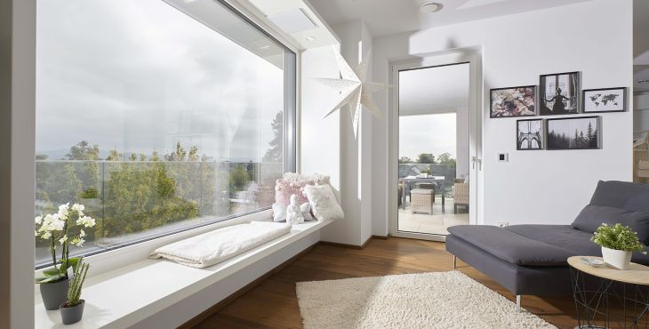Wohnbereich mit großem Fenster und Balkontür in Weiss