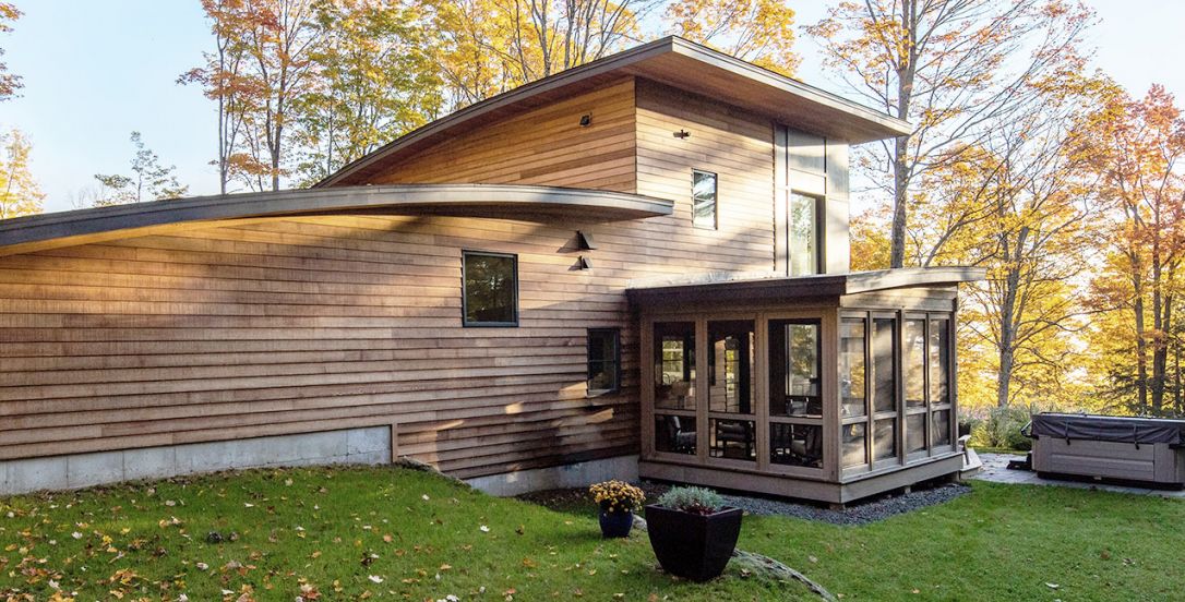 Modernes Holzhaus im Wald mit UNILUX Holz- und Holz-Alu Fenstern