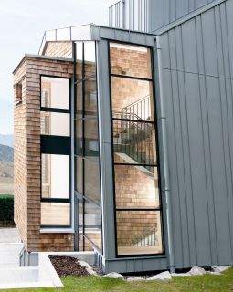 Außenansicht Treppenhaus mit UNILUX FineLine Pfosten-Riegel-Fassade aus Holz-Alu