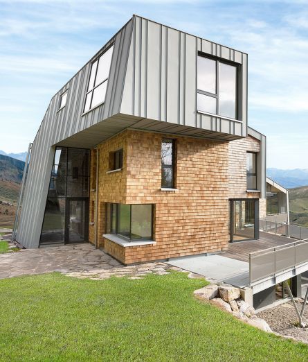 Modernes Wohnhaus mit UNILUX Holz-Alu Fenstern und UNILUX Ganzglasecke OpenView