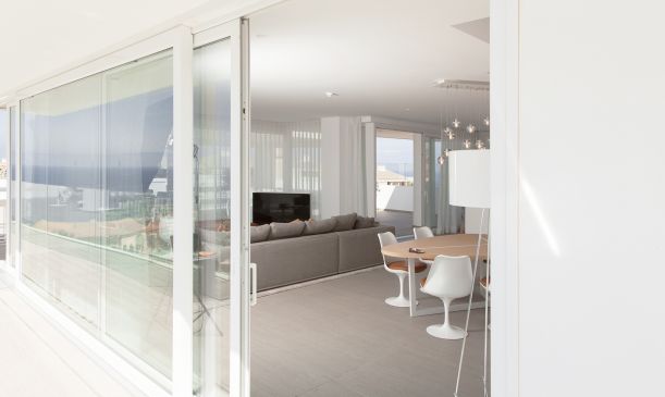Blick vom Terrasse durch geöffnete UNILUX Kunststoff-Alu Hebe-Schiebe Anlage in modernen Wohnraum