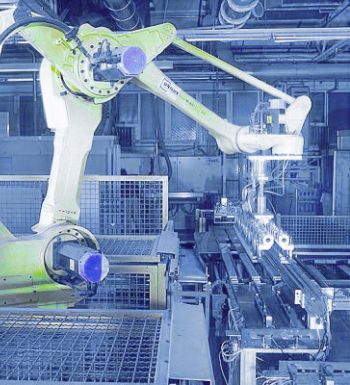 EIn Roboterarm unterstützt in der UNILUX-Produktionshalle