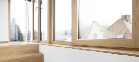UNILUX Holz-Alu-Fenster in einem Treppenhaus