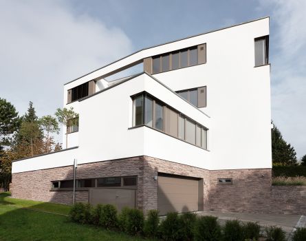Modernes Wohnhaus mit UNILUX Holz-Alu Fenstern