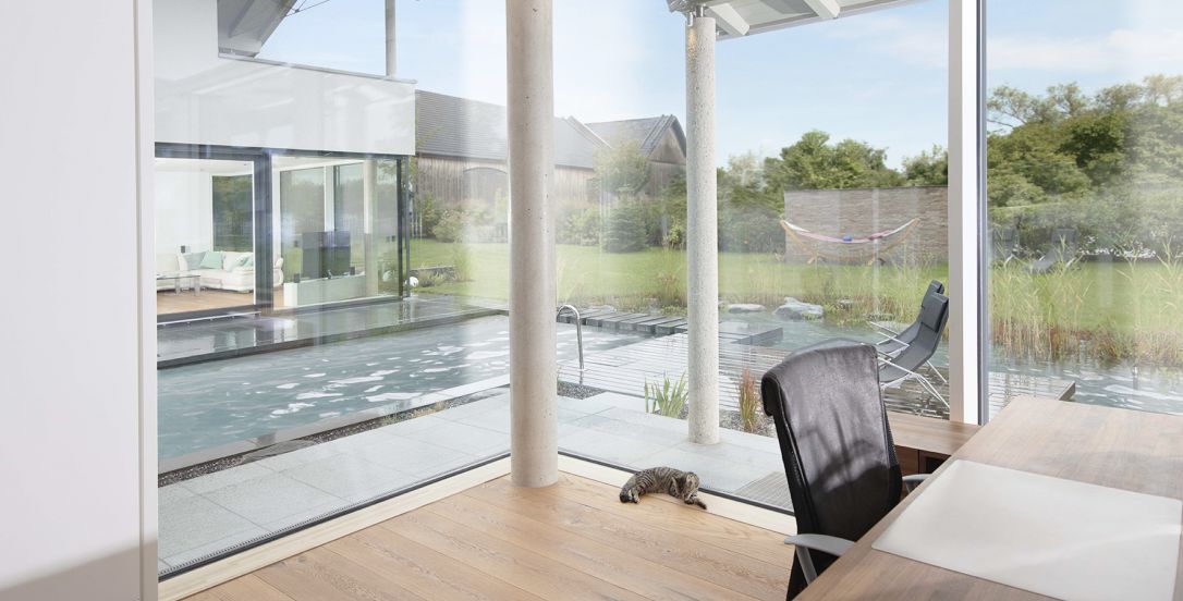 Modernes Wohnhaus mit Pool und UNILUX Ganzglasecke OpenView