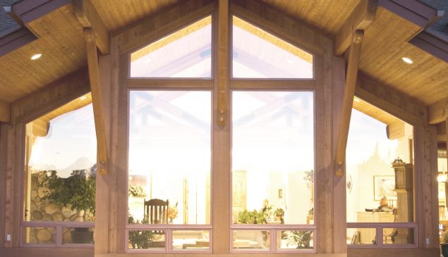 Modernes Holzhaus mit abgeschrägten großen UNILUX Holzfenstern