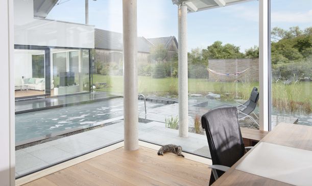 Modernes Wohnhaus mit Pool und UNILUX Ganzglasecke OpenView