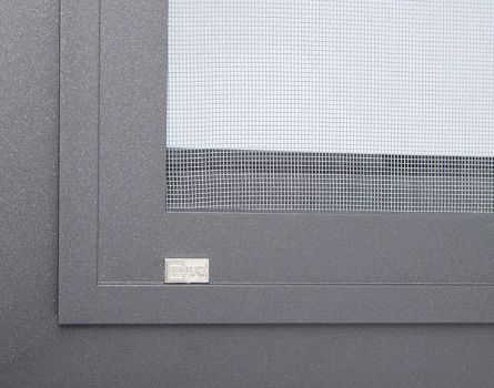 Detailaufnahme Insektenschutz an Alu-Fensterprofil