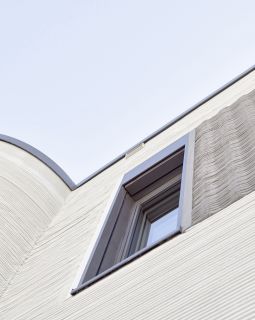 Außenansicht Neubau im 3D-Druck mit UNILUX-Holz-Alu-Fenster