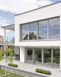 Wohnhaus im Bauhausstil mit großen UNILUX Kunststoff-Alu-Fenstern