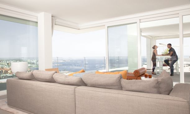 Wohnzimmer-Couch vor UNILUX Ganzglasecke OpenView