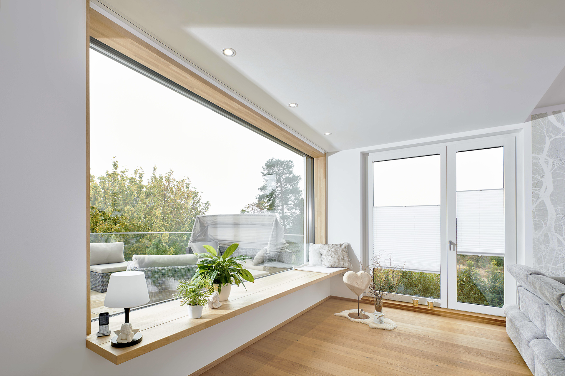 Wohnbereich mit großem Holzfenster Fenstern und Balkontür aus Holz