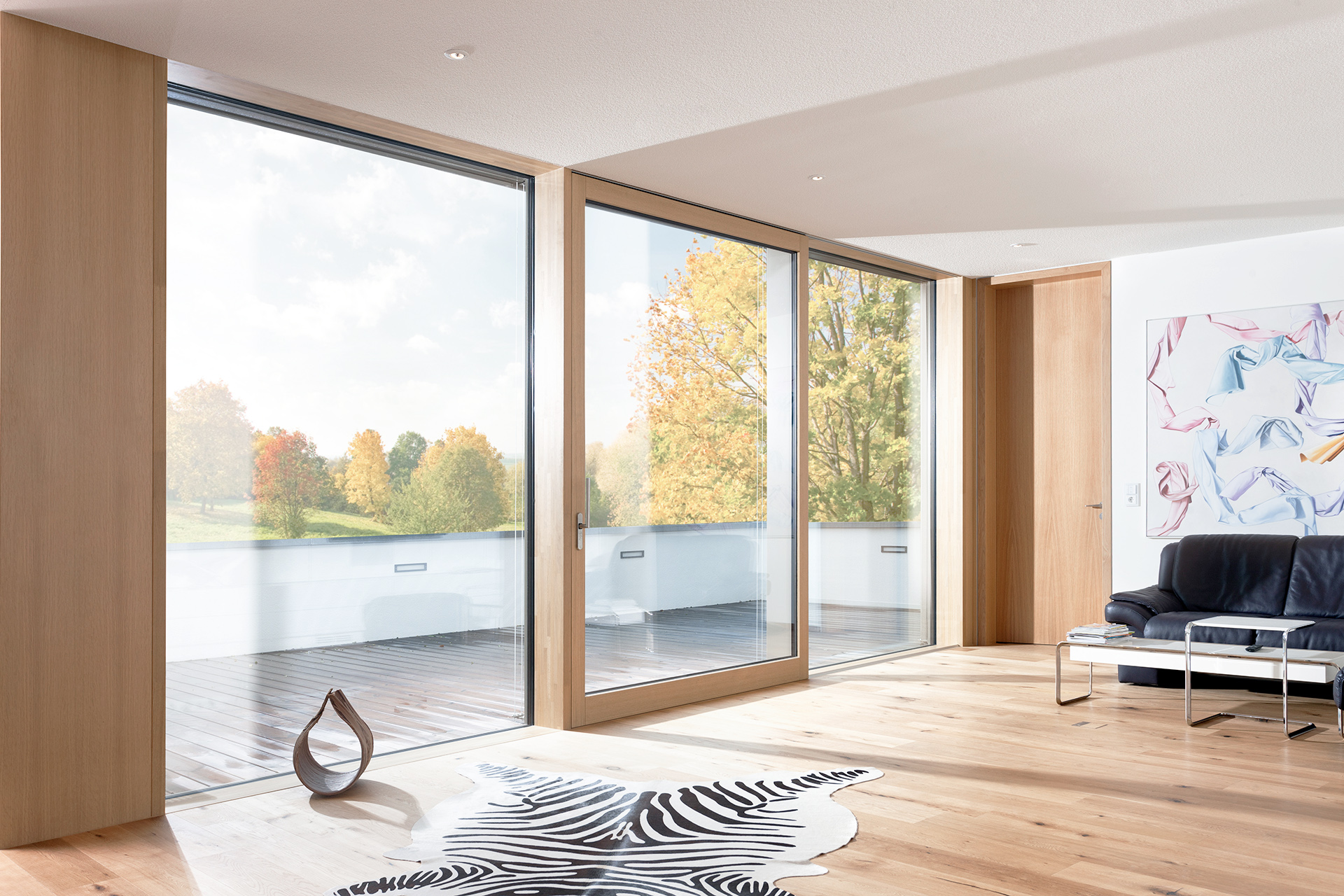Moderner heller Wohnraum mit großer UNILUX Holz-Alu Hebe-Schiebe Anlage