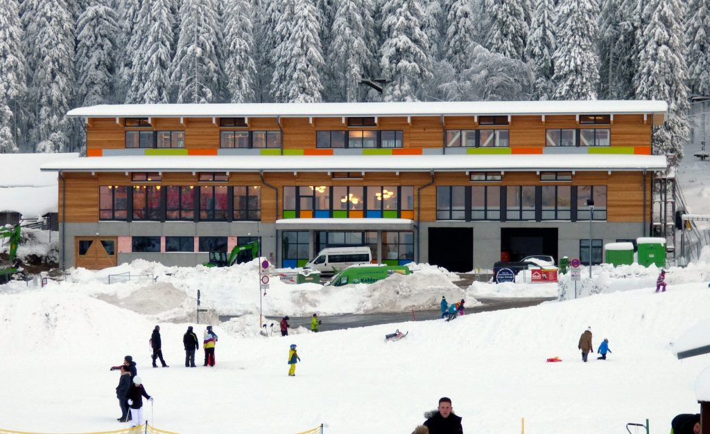 Fassade Indoor-Sportpark mit UNILUX FineLine Pfosten-Riegel-Fassade aus Holz und Alu
