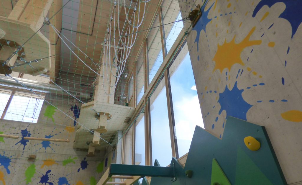 Indoor-Sportpark mit UNILUX FineLine Pfosten-Riegel-Fassade aus Holz und Alu