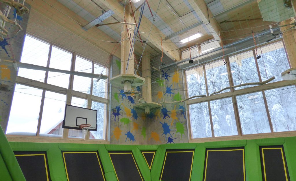 Indoor-Sportpark mit UNILUX FineLine Pfosten-Riegel-Fassade aus Holz und Alu